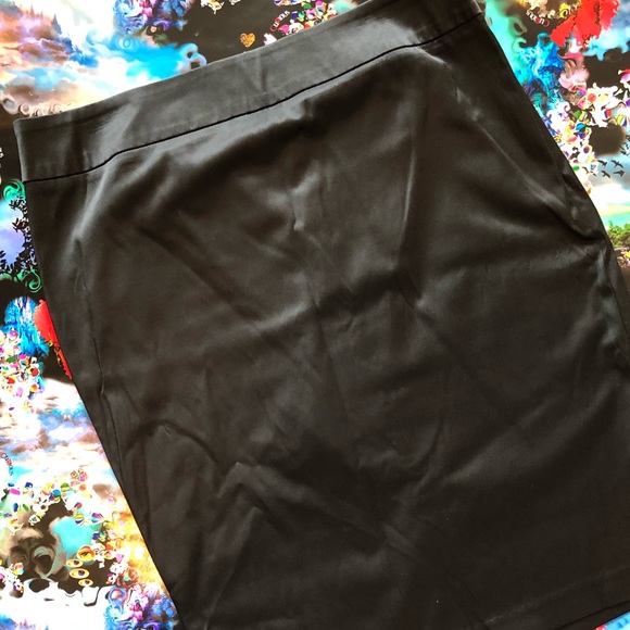 Satiny Pencil Skirt with Bow Detail Back, sz 11 jr - Picture 2 of 3